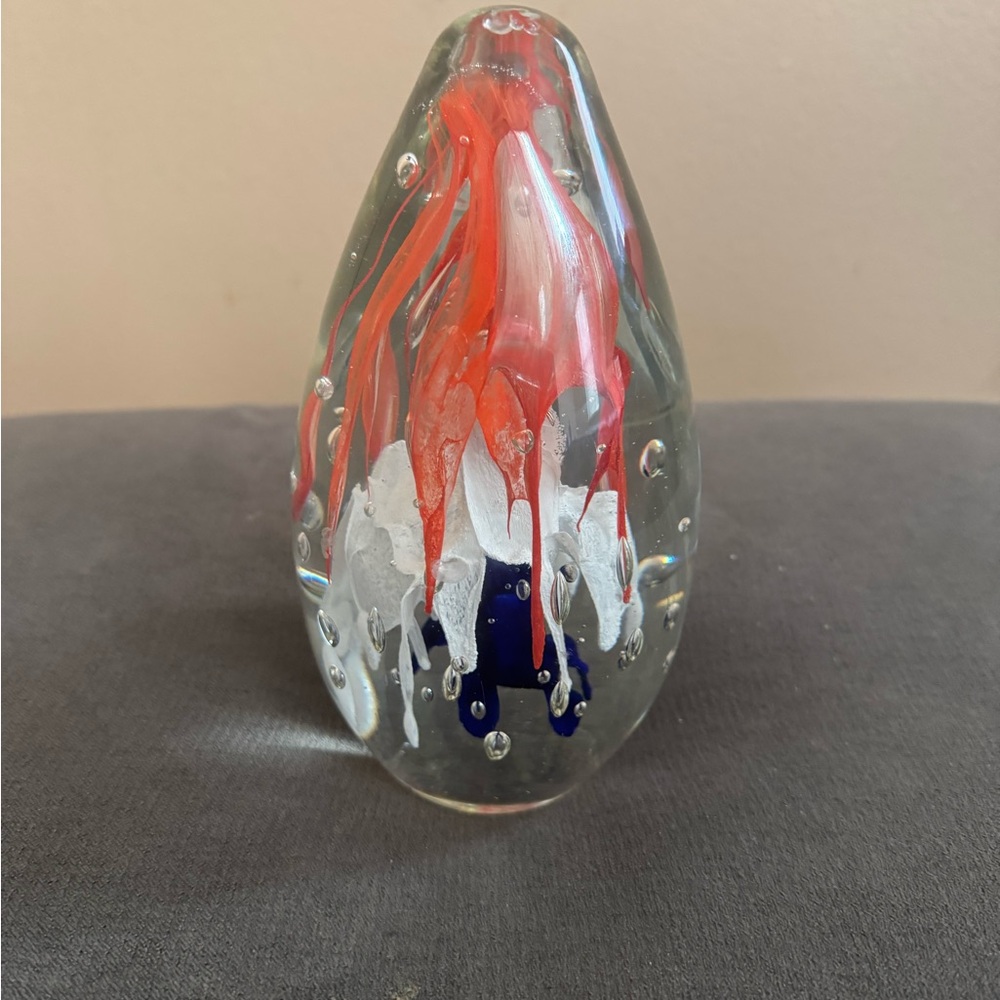 Elegant Art Sculpture with Red and White Swirls
